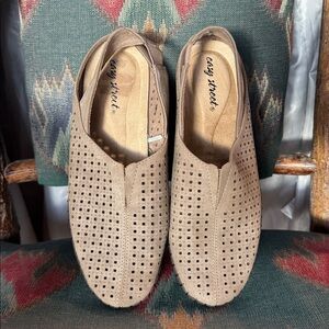 Easy Street Women's Sofresh Slingback - 7 W Beige New no box or tags Comfort